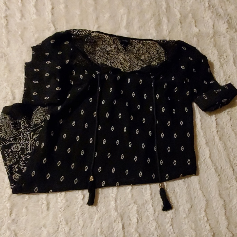 Small dress with lace shoulders